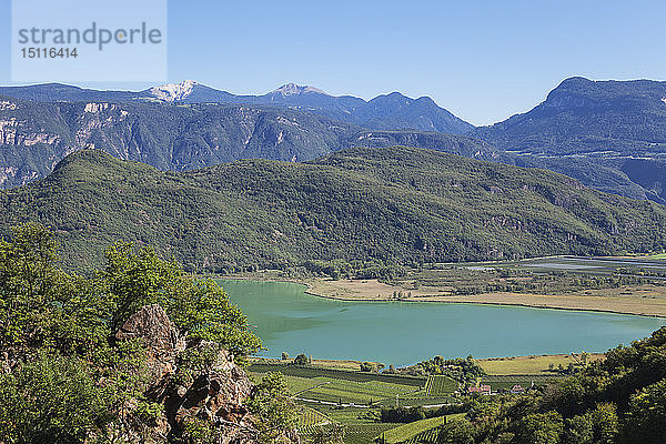 Italien  Südtirol  Blick über Weinberge und Kalterer See mit Leuchtenburg