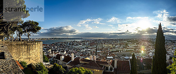 Blick über die Stadt mit dem Fluss Tejo vom Miradouro da Nossa Senhora do Monte  Lissabon  Portugal