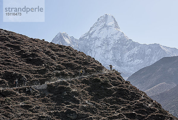 Nepal  Solo Khumbu  Everest  Bergsteiger auf dem Ama Dablam
