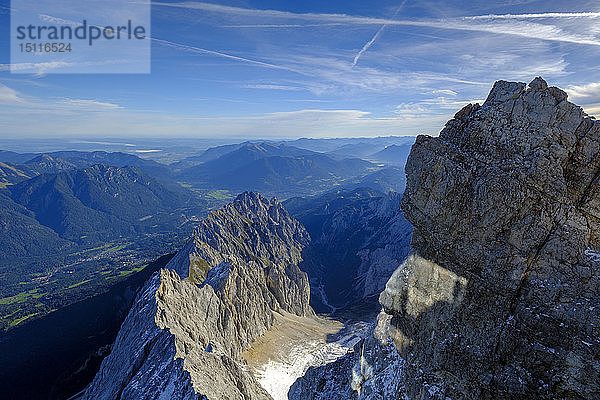 Deutschland  Bayern  Alpen  Blick von der Zugspitze über den Waxenstein