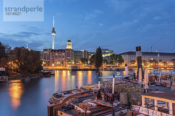 Deutschland  Berlin  Blick auf die Skyline mit Fernsehturm in der Dämmerung