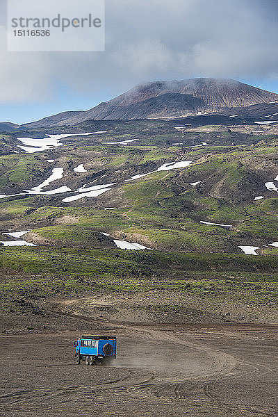 Russland  Kamtschatka  Vulkan Gorely  Lastwagen fährt durch den Lavasand