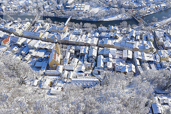 Deutschland  Bayern  Wolfratshausen  Blick über die Altstadt und den Fluss Loisach im Winter  Luftaufnahme