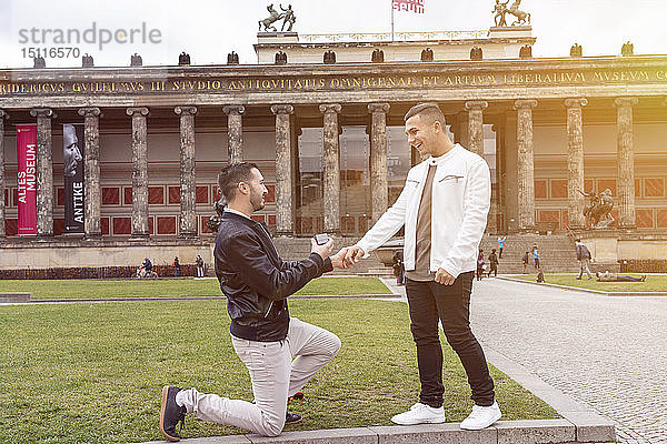 Junger Mann macht seinem überraschten Freund einen Heiratsantrag im Lustgarten  Berlin  Deutschland