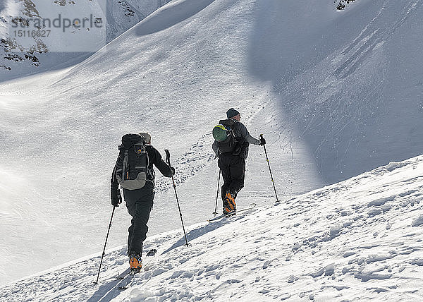 Georgien  Kaukasus  Gudauri  zwei Personen auf einer Skitour
