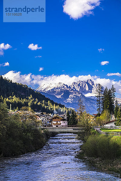 Italien  Trentino Alto Adige  Soraga  Blick auf das Dorf und den Fluss