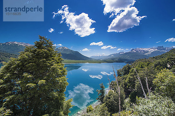 Hübscher Bergsee  Straße der sieben Seen  Argentinien  Südamerika