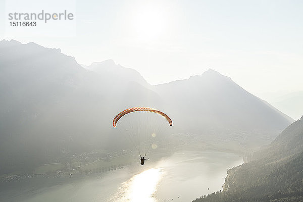 Österreich  Tirol  Gleitschirmfliegen über dem Achensee am frühen Morgen