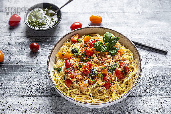 Spaghetti mit Tomaten-Lachs-Sauce und Bärlauch-Pesto