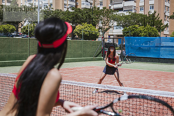 Tennisspielerinnen beim Heuen eines Spiels auf dem Platz