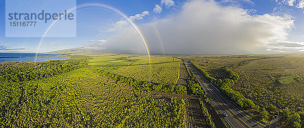 Luftaufnahme über den West Maui Mountains mit einem Regenbogen  Maui Veterans Highway  Maui  Hawaii  USA