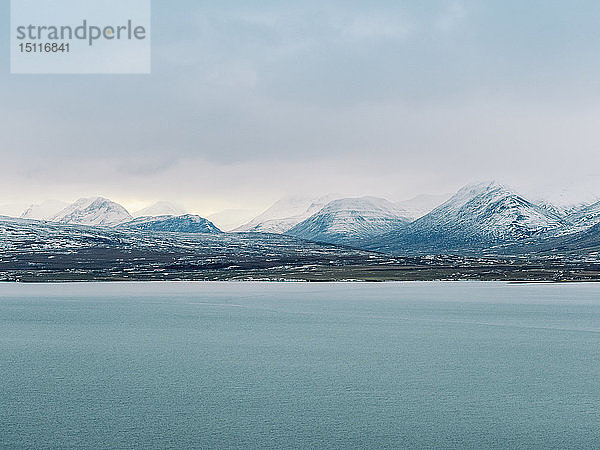 Island  Dramatische Szenerie bei Akureyri im Winter bei Sonnenuntergang