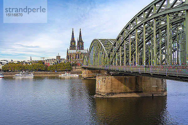 Deutschland  Köln  Hohenzollernbrücke und Kölner Dom am Vormittag