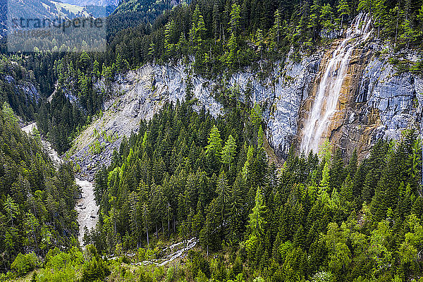 Luftaufnahme über das Lechtal und den Fluss Lech mit Wasserfall  Tirol  Österreich