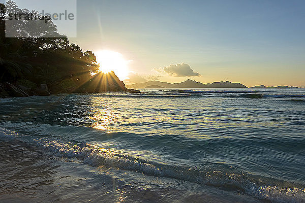 Seychellen  Mahe  Blick auf das Meer vom Takamaka Beach bei Sonnenuntergang