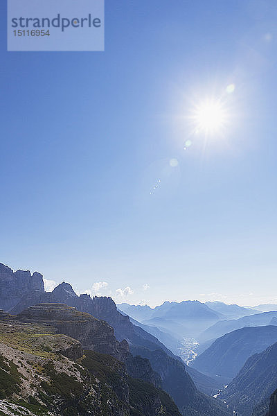 Blick auf den Auronzo di Cadore und den Lago di Santa Caterina  Gebiet der Drei Zinnen  Naturpark Drei Zinnen  Unesco-Weltnaturerbe  Sextner Dolomiten  Italien