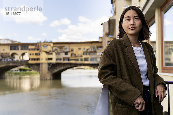 Italien  Florenz  junge Touristin in Ponte Vecchio