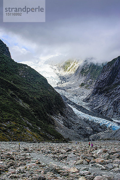 Touristen  die auf den Franz-Josef-Gletscher wandern  Südinsel  Neuseeland