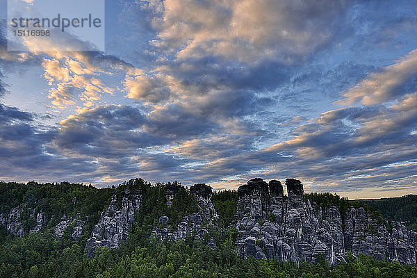 Deutschland  Sachsen  Elbsandsteingebirge  Blick von der Bastei auf die Felsformation Kleine Gans im Zwielicht