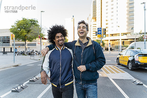 Zwei glückliche Freunde spazieren in der Stadt  Barcelona  Spanien