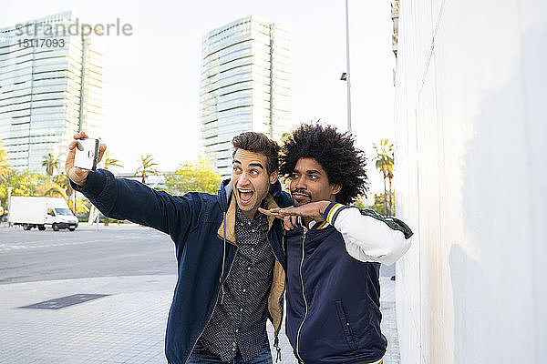 Zwei glückliche Freunde  die in der Stadt ein Selfie machen  Barcelona  Spanien