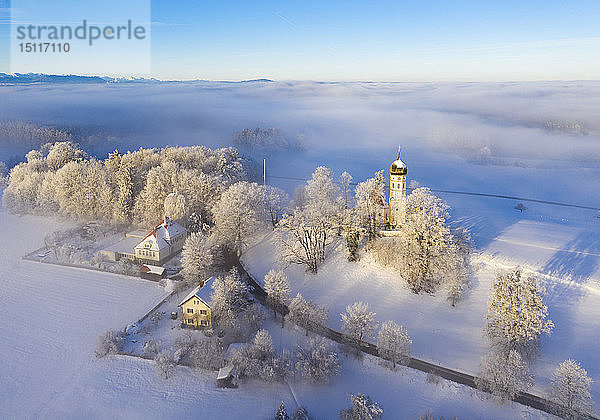 Deutschland  Bayern  Holzhausen am Starnberger See  neblige Winterlandschaft mit Kirche St. Johann Baptist