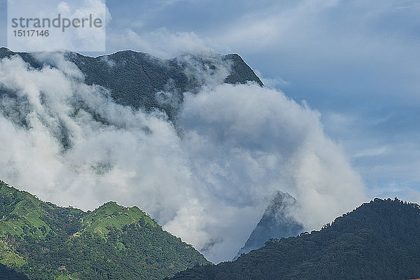 Französisch-Polynesien  Tahiti  dramatische Berge  die sich hinter Papeete abzeichnen