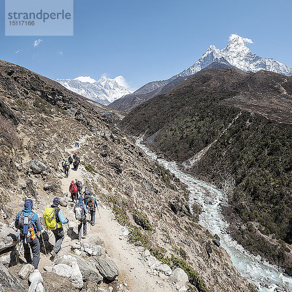 Nepal  Solo Khumbu  Everest  Gruppe von Bergsteigern  die in den Bergen wandern