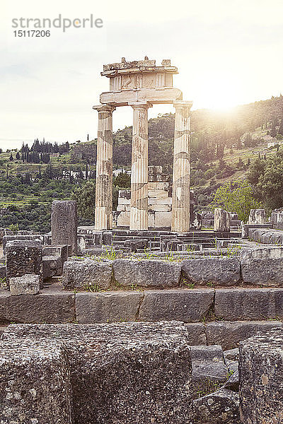 Griechenland  Delphi  tholos im Heiligtum der Athena Pronaia bei Sonnenuntergang