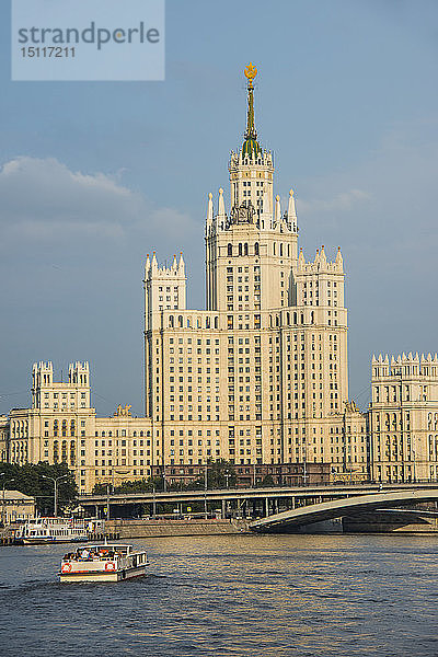 Russland  Moskau  Flusskreuzfahrt entlang der Moskwa vor einer der Sieben Schwestern