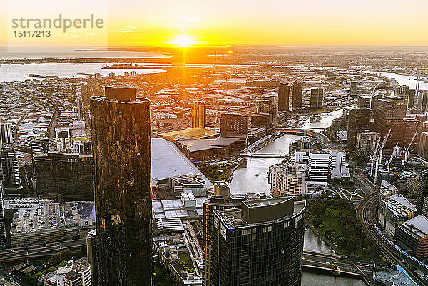 Stadtbild von Melbourne mit dem Fluss Yarra bei Sonnenuntergang  Victoria  Australien