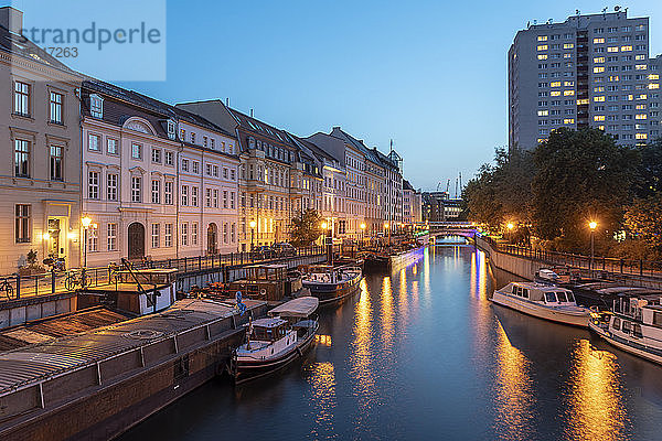 Deutschland  Berlin  Museumshafen zwischen Maerkischem Ufer und Fischerinsel in der Abenddaemmerung