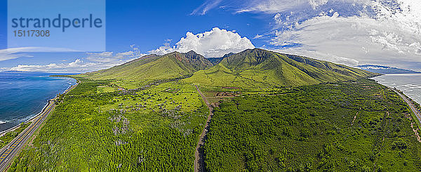 Luftaufnahme über die West Maui Mountains und den Pazifischen Ozean mit Puu Kukui und Hawaii Route 30  Maui  Hawaii  USA