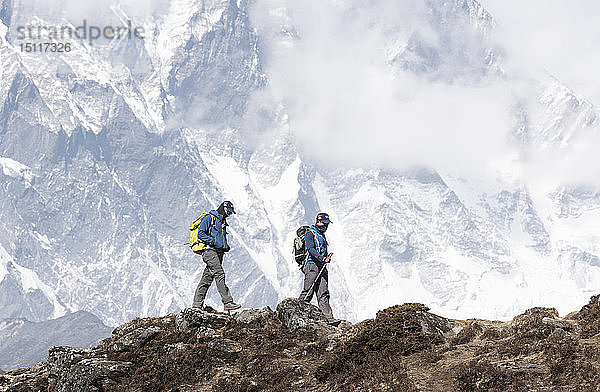 Nepal  Solo Khumbu  Everest  Bergsteiger und Sherpa beim Wandern in den Bergen