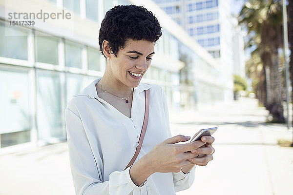 Frau mit Smartphone in der Stadt