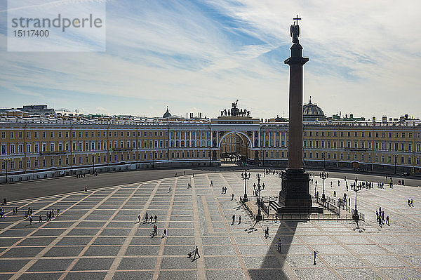 Palastplatz mit der Alexander-Säule vor der Eremitage  St. Petersburg  Russland