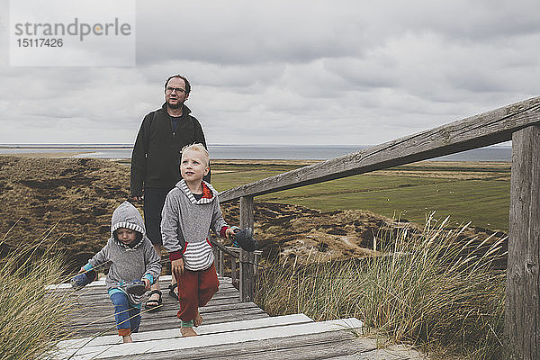 Vater und seine Kinder beim Treppensteigen zwischen den Dünen  Sylt  Deutschland