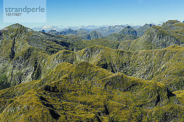 Luftaufnahme der zerklüfteten Berge im Fiordland-Nationalpark  Südinsel  Neuseeland