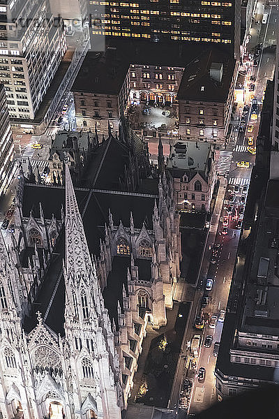 Draufsicht auf die Straße und die St. Patrick's Cathedral bei Nacht  Manhattan  New York City  USA
