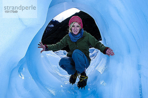 Porträt einer Frau in einer Eishöhle  Fox Glacier  Südinsel  Neuseeland