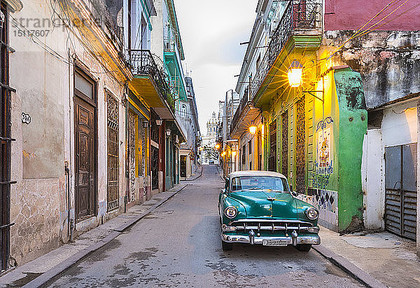 geparkter Oldtimer in leerer Straße  Havanna  Kuba