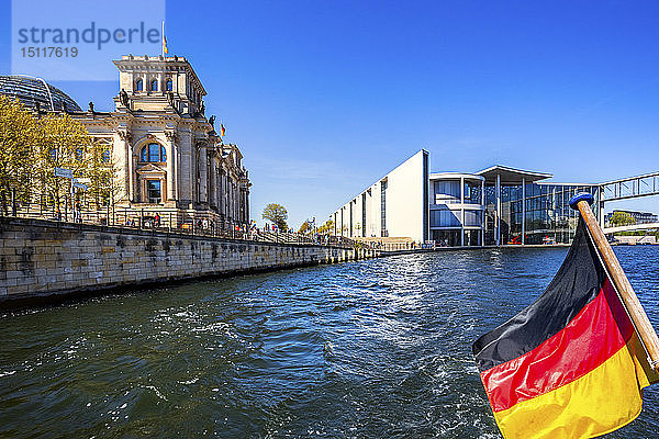 Deutschland  Berlin  Reichstag mit Spree und deutscher Flagge