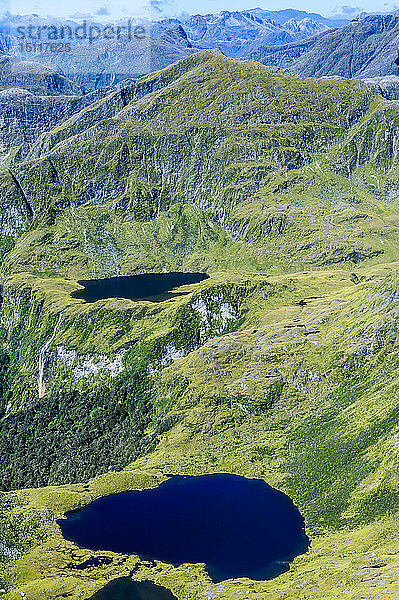 Luftaufnahme der zerklüfteten Berge im Fiordland-Nationalpark  Südinsel  Neuseeland