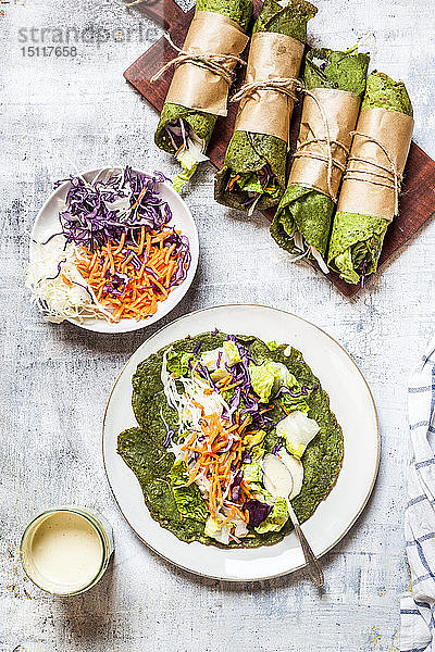 Salatwickel mit Spinat-Tortillas gefüllt mit Kopfsalat  Karotten und Salatdressing