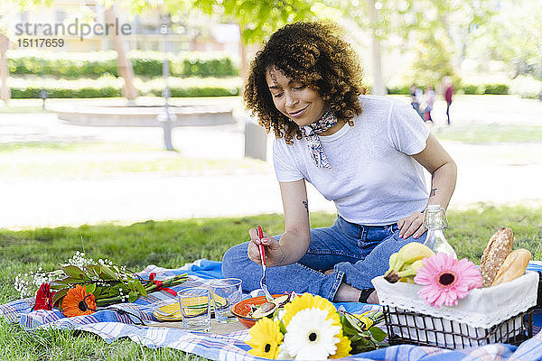 Entspannte Frau beim Picknick im Park