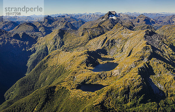 Luftaufnahme der zerklüfteten Berge im Fiordland-Nationalpark  Südinsel  Neuseeland