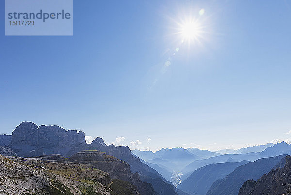 Blick auf den Auronzo di Cadore und den Lago di Santa Caterina  Gebiet der Drei Zinnen  Naturpark Drei Zinnen  Unesco-Weltnaturerbe  Sextner Dolomiten  Italien