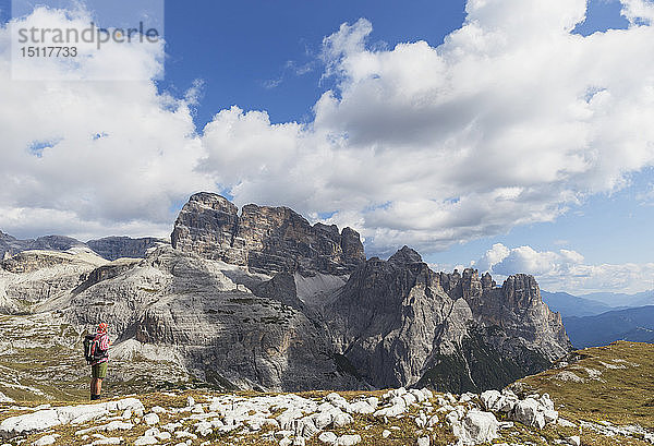 Wanderer auf Wanderweg  Tre Cime di Lavaredo Aera  Naturpark Tre Cime  Unesco-Weltnaturerbe  Sextener Dolomiten  Italien