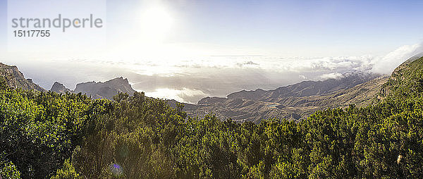Spanien  Kanarische Inseln  La Gomera  Mirador de Alojera  Blick über wolkenverhangene Landschaft