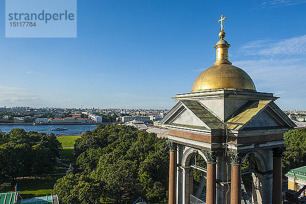 Blick von der St. Isaak-Kathedrale mit einer goldenen Kuppel  St. Petersburg  Russland